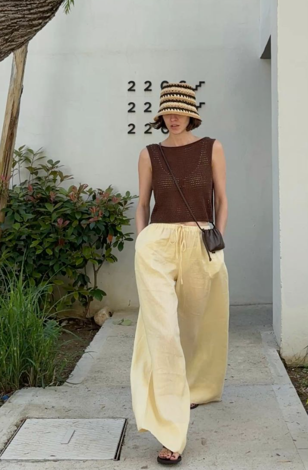 Льняные широкие брюки лето 2026 — прямая штанина, высокая посадка, бежевый или молочный