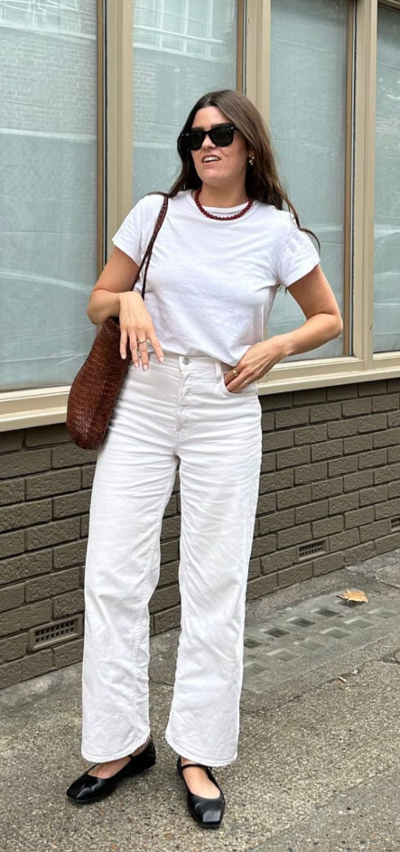 Белая хлопковая футболка лето 2026 — чистый крой, без принтов, полуприлегающий силуэт