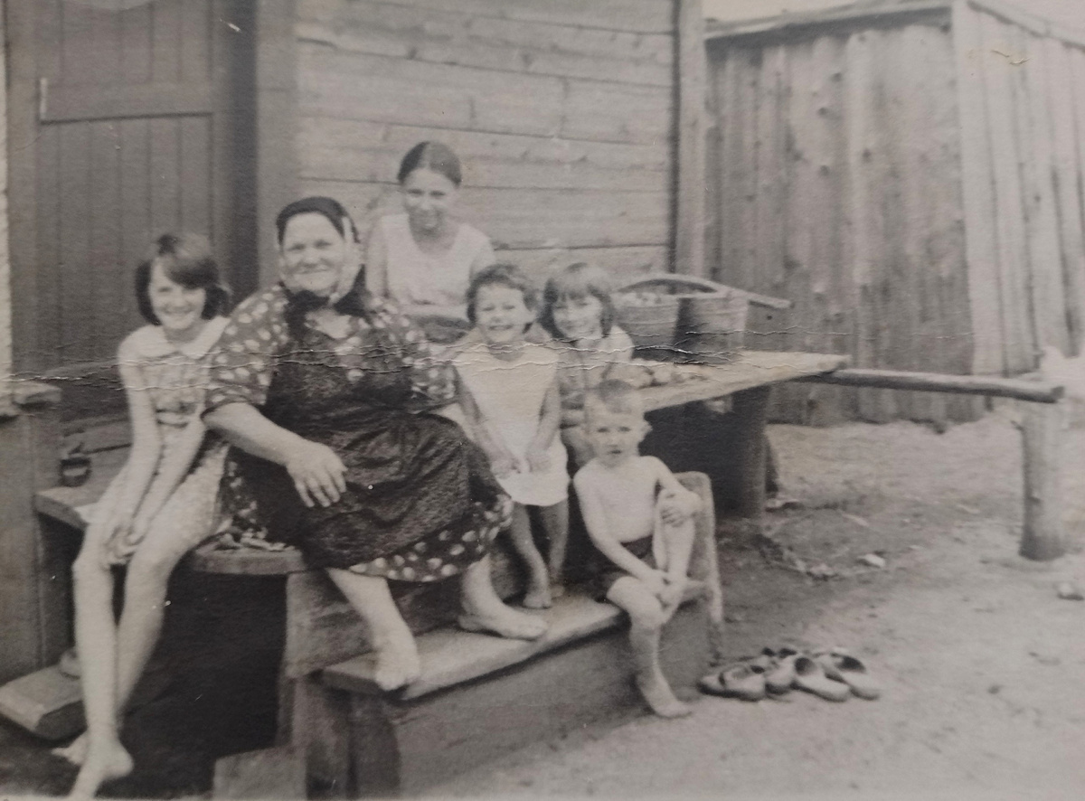 я сзади,это меньшая половина нас. 70-е