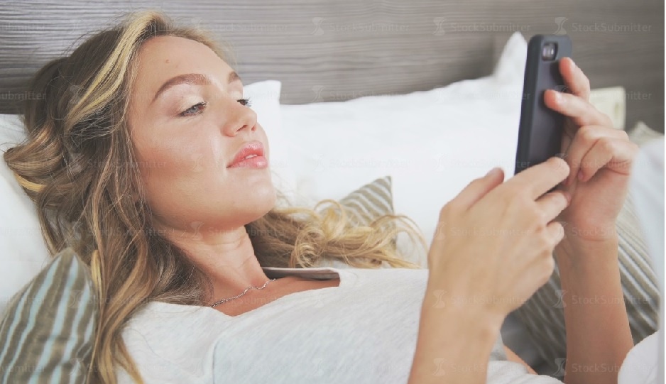 девушка с телефоном