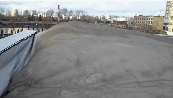 На фотографии видно, что мембрана на кровле отошла в результате ветровой нагрузки.