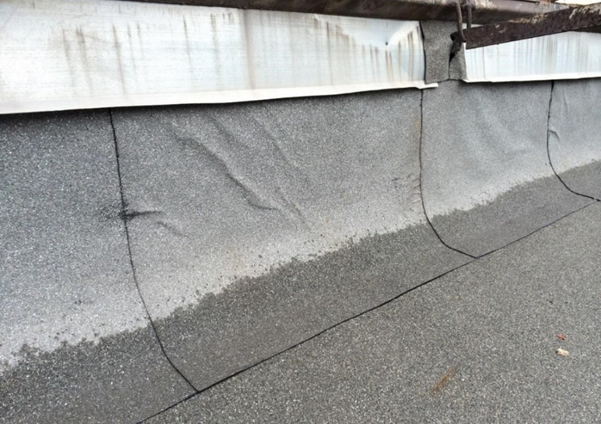 На фотографии нарушение при монтаже на стыках.