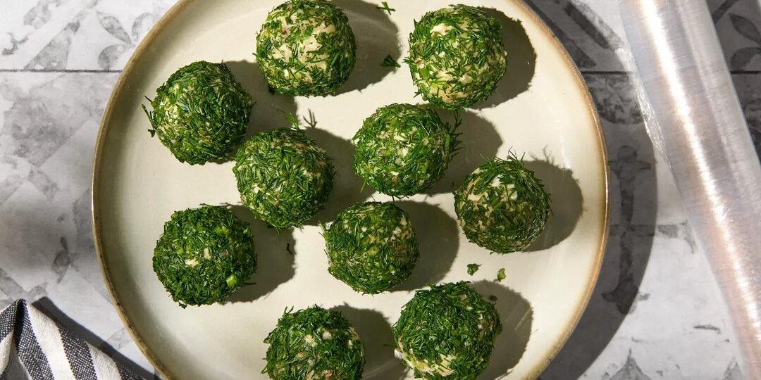 Идеальная закуска: нежные картофельные шарики с сельдью и зеленью