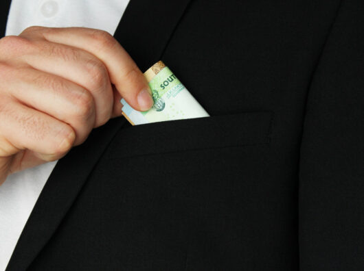    Мужчина прячет деньги в карман //Фото Freepik, wirestock