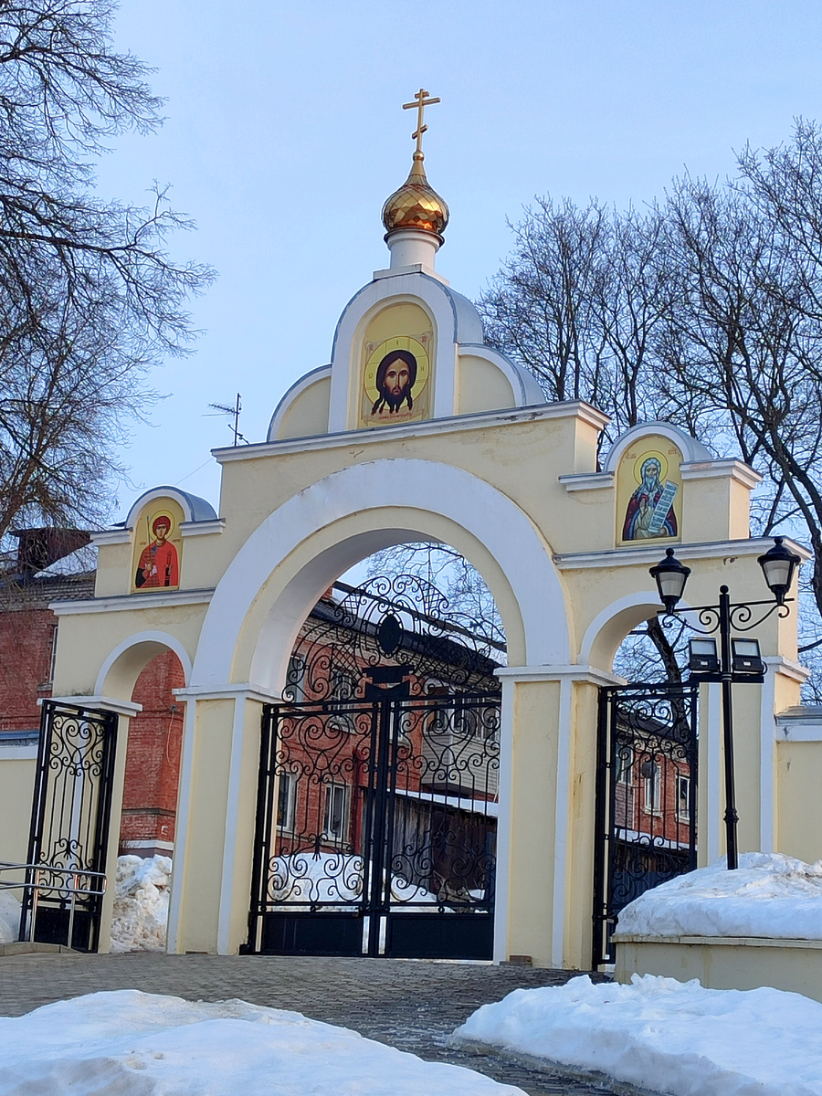 Вход на территорию обители.