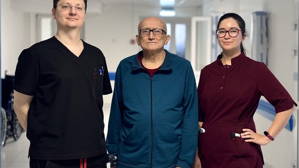 Свердловские нейрохирурги помогли 73-летнему пациенту с деформацией позвоночника