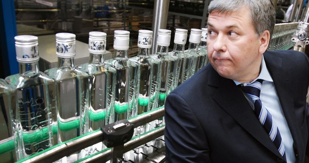 Сколько реально стоит бутылка водки в 2026 году? Разбор себестоимости: спирт, налоги и жадность сетей