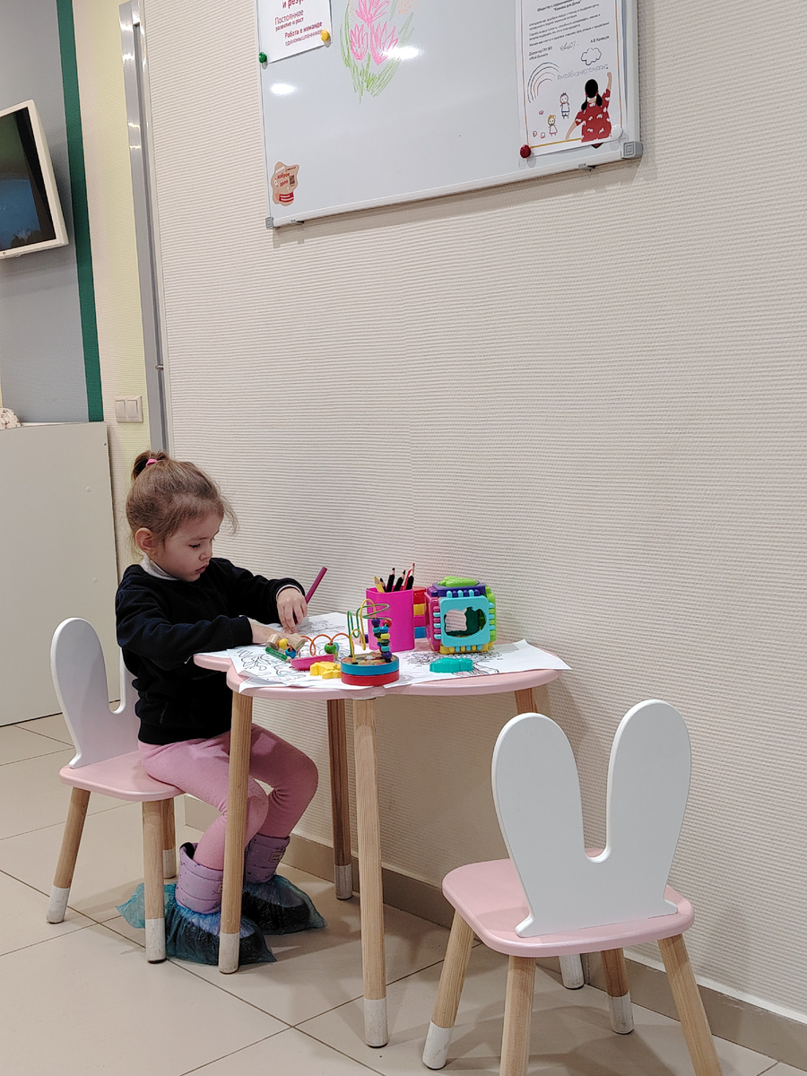 За что люблю частные клиники - за наличие таких детских уголков. Людочке праздник 😍 И ничего, что дома тонна игрушек, здесь интереснее)) 