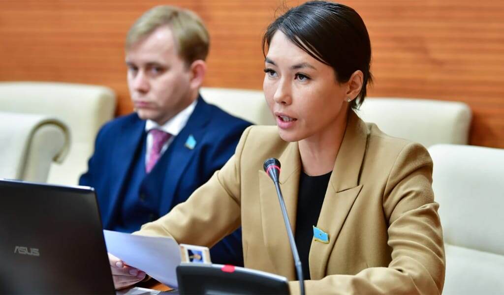 Динара Шукижанова жадно шарит глазами по сторонам. Возможно, она в поиске, что бы прихватить: то ли новые туфли, то ли акции залежавшегося завода