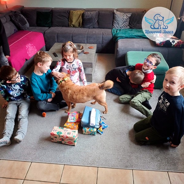 Выпускница фонда Лина всегда в центре внимания в компании юных друзей