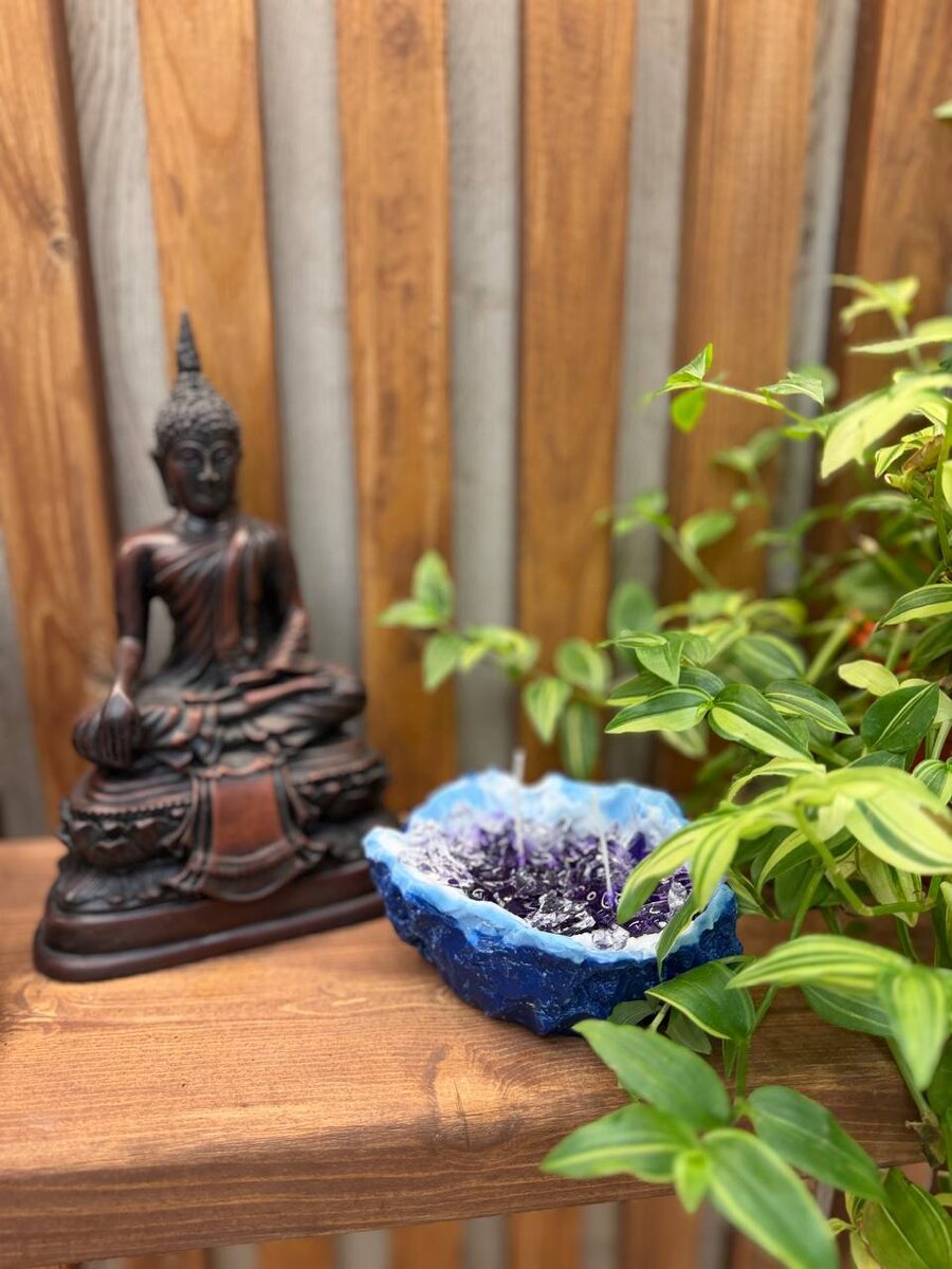 Магия в деталях: создаём авторскую свечу - друза аметиста с нуля❤️‍🔥Друзья, задумывались ли вы, как рождается красота? Иногда она прячется в причудливых формах природы. Мы вдохновились текстурой речного камня, гладкого и вечного, и готовы поделиться этой магией с вами!Приглашаем вас на уютный и необычный мастер-класс в нашу арт-мастерскую, где мы будем творить свечу, которую не отличить от настоящего минерала.🌌 Это не просто ремесло — это искусство созерцания и создания.🔮На занятии вы:▪️ Познакомитесь с материалами: узнаем секреты работы с соевым воском и как добиться «каменной» палитры.🎨▪️ Освоите уникальную технику наслоения и создания прожилок, трещинок и сложного рельефа.🪩▪️ Поработаете с натуральными пигментами, создавая глубину и натуральность.💙▪️ Научитесь безопасно добавлять отдушки, чтобы ваша свеча пахла так, как вы любите: хвойный лес, морская свежесть или сандаловое умиротворение.🌿▪️ Узнаете все тонкости установки фитиля для идеального горения.🕯#мастеркласс_свеча #свечасвоимируками #авторскиесвечи #свечакамень #декорсвоимируками #творческийвечер #артмастерская_Мастерская тайн #подарокручнойработы #уютвдоме