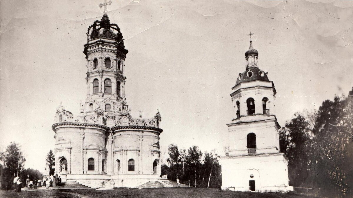 ДУБРОВИЦЫ. КОЛОКОЛЬНЯ РЯДОМ С ХРАМОМ ЗНАМЕНИЯ. МЕЖДУ 1905 И 1910 ГОДАМИ. ИЗОБРАЖЕНИЕ: WIKIMEDIA COMMONS / PUBLIC DOMAIN