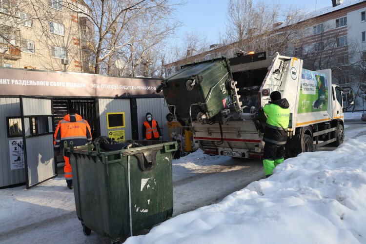    Глав районов города сити-менеджер попросил держать руку на пульсе на мусорной теме, особенно по поселковой зоне.   
Фото: Андрей Титов