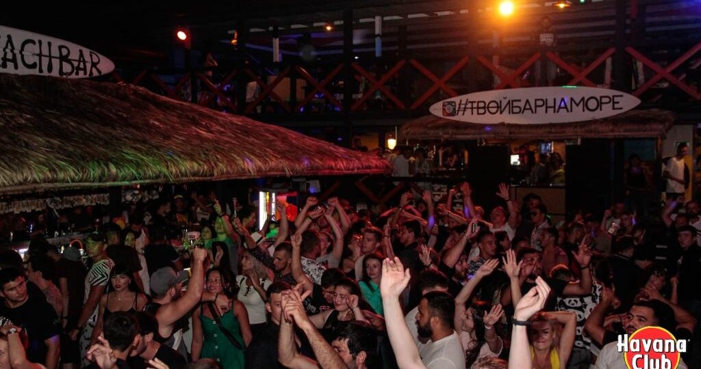 Лазаревское 2026: ТОП-5 мест на набережной, где музыка качает, а коктейли льются рекой.