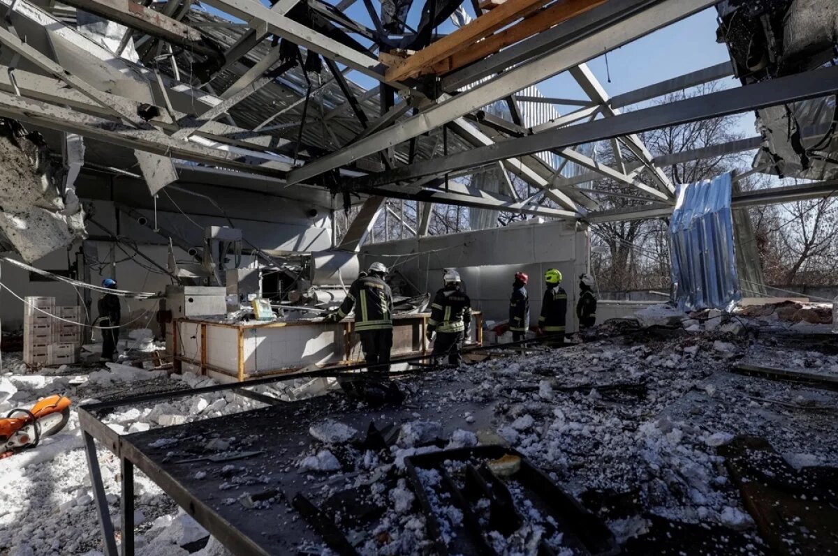    Последствия удара российского дрона по украинскому заводу.