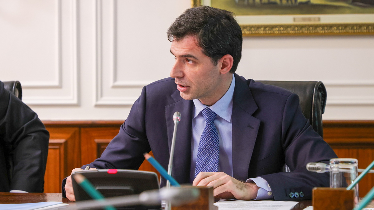 Андрей Лаврентьев, наверное, в раздумьях: где бы еще урвать государственных кредитов. А потом спихнуть собственность китайцам, которые за кредиты, конечно, не расплатятся, зато его прикроют перед казахстанской властью. Чтобы и дальше можно было спокойно качать ресурсы из банкрота под названием Allur. Ну и еще по ходу пьесы продвигать свою любимую Шукижанову. Такая вот лавочка.