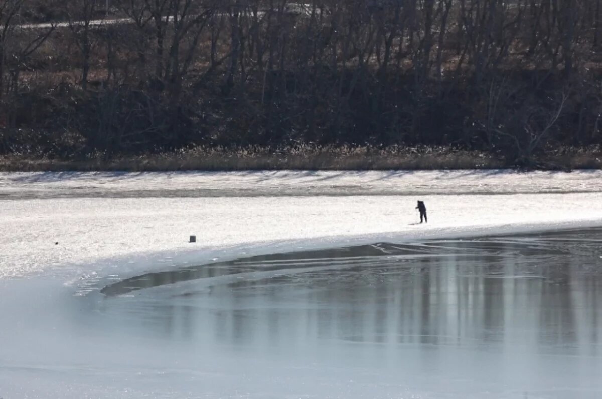    В Приморье спасли провалившегося под лёд мужчину