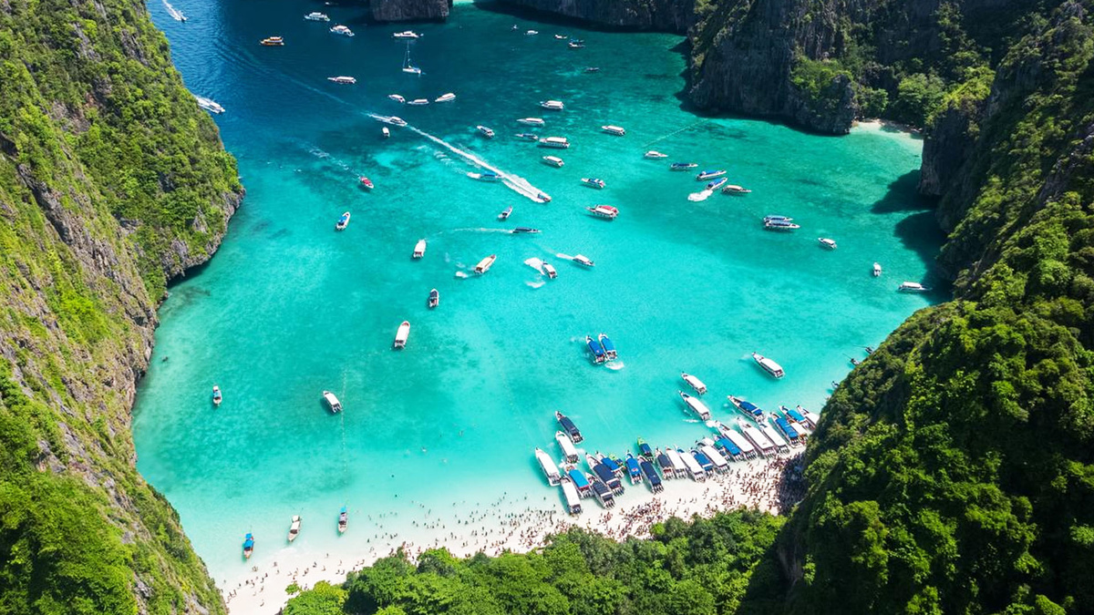 Изумрудная бухта Майя Бэй, окруженная скалами