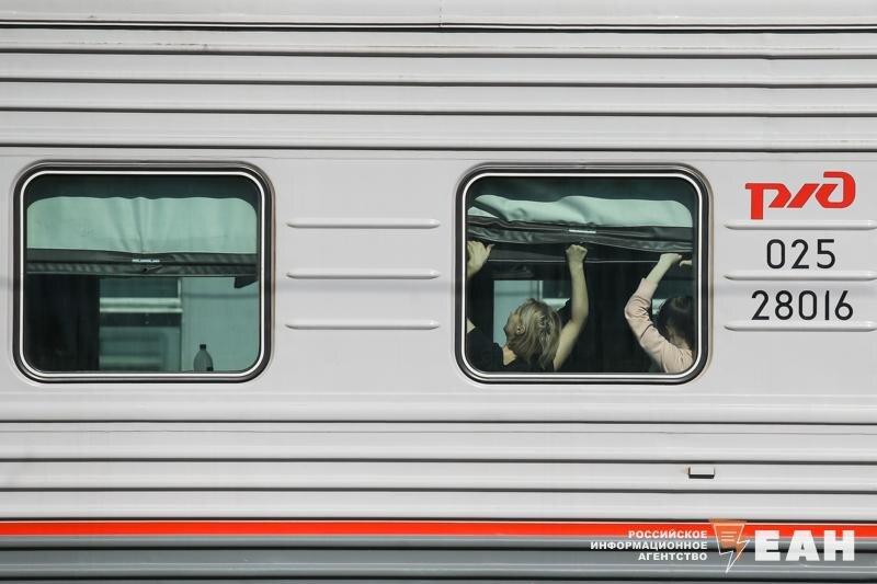    ЕАН. Пассажиры в окне поезда