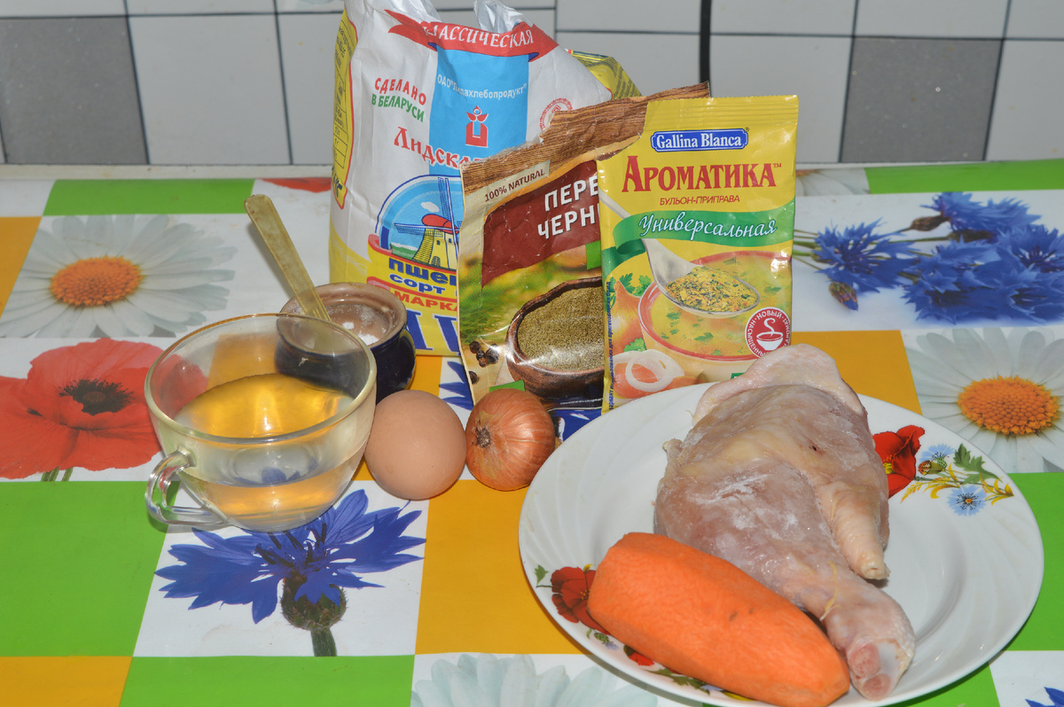 Домашняя яичная лапша с курицей и овощами. Шаг 1.