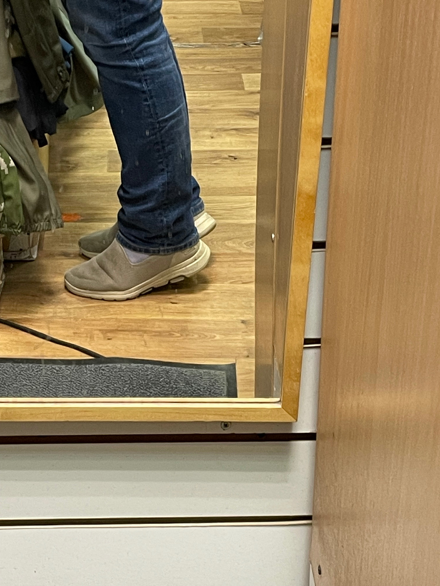 При опускании ударяйте пятками о пол.