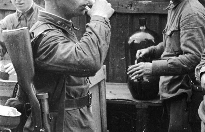 Как питался солдат Красной армии? Нормы довольствия и «наркомовские 100 грамм».