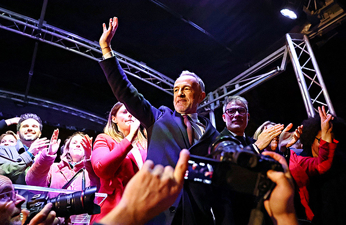    Социалист Эммануэль Грегуар (на первом плане) станет новым мэром Парижа.REUTERS/Abdul Saboor