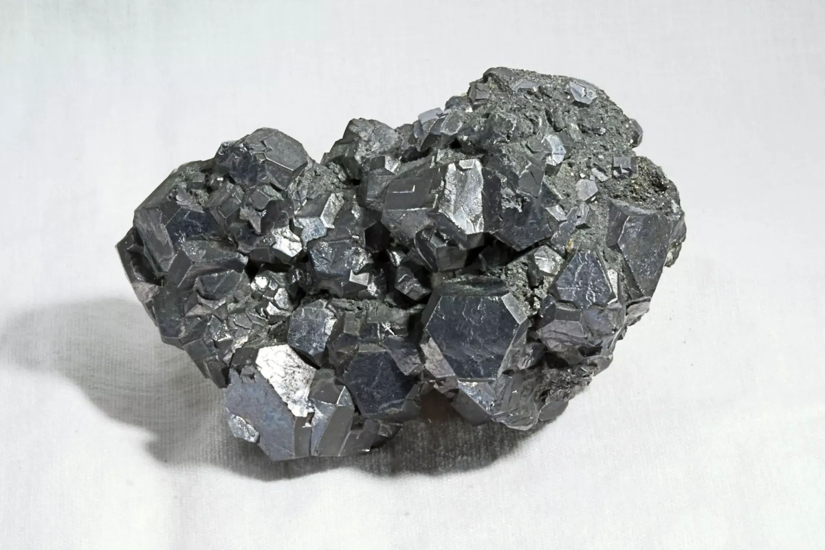 Друза кристаллов галенита.Смитсоновский институт. (Фото из открытых источников)