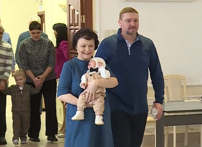     53-летняя жительница Железногорска стала мамой в третий раз