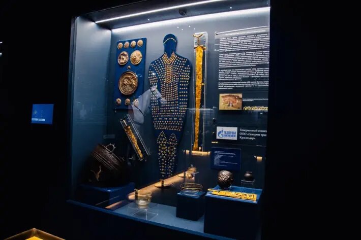 Воин был облачен в одеяние, расшитое тысячей золотых бляшек.