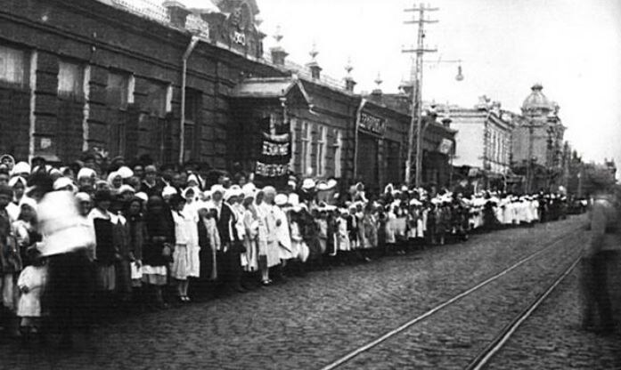 Екатеринодар, празднование трехлетней годовщины Октября, 1920 год. Красная между Пушкина и Советской.