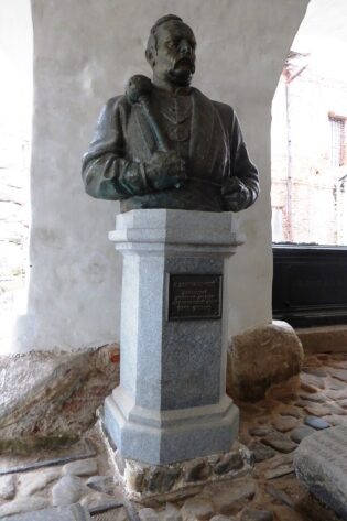 Бюст атамана Калнишевского в Соловецком монастыре.
