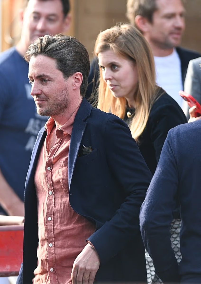 Эдоардо Мапелли Моцци и принцесса Беатрис были замечены выходящими из шикарного бара в Ноттинг-Хилле.