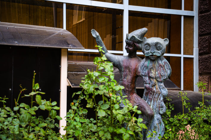 Скульптурная группа у входа в театр кукол.