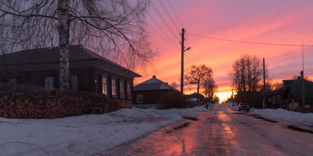 Закат весной наполнен яркими красками, которых так не хватало зимой