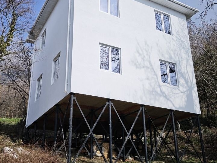 Наружная отделка СИП дома. Штукатурка «барашек» на подсистеме из пенополистирола.