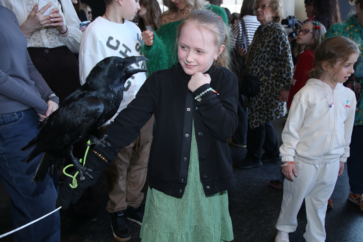 С огромным вороном на премьере «Доктор ГАФ» в «Синема Парк» на Мосфильме. 