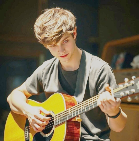 Увлечение музыкой — одно из популярных хобби подростков. Игра на инструментах помогает развивать терпение, дисциплину и самовыражение.