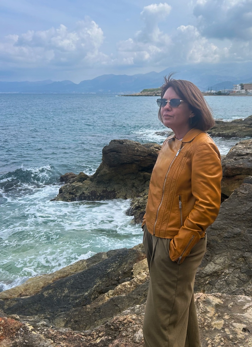 Автор на всякий случай в очках, хотя облака. Зонт тоже рядом