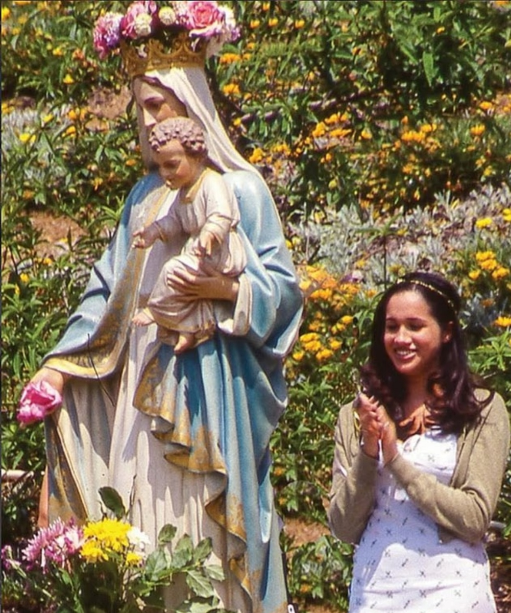 Меган выросла в протестантской семье и посещала католическую школу, поэтому вера, как говорят, играет ключевую роль в ее жизни. Герцогиня даже регулярно собирала своих коллег по сериалу «Форс-мажоры» на «молитвенный круг» перед началом съемок.