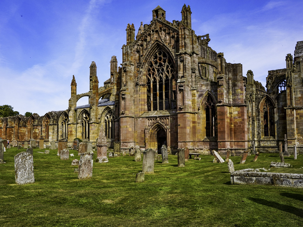 Руины аббатства Мелроуз, где более 8 веков назад произошли описываемые события