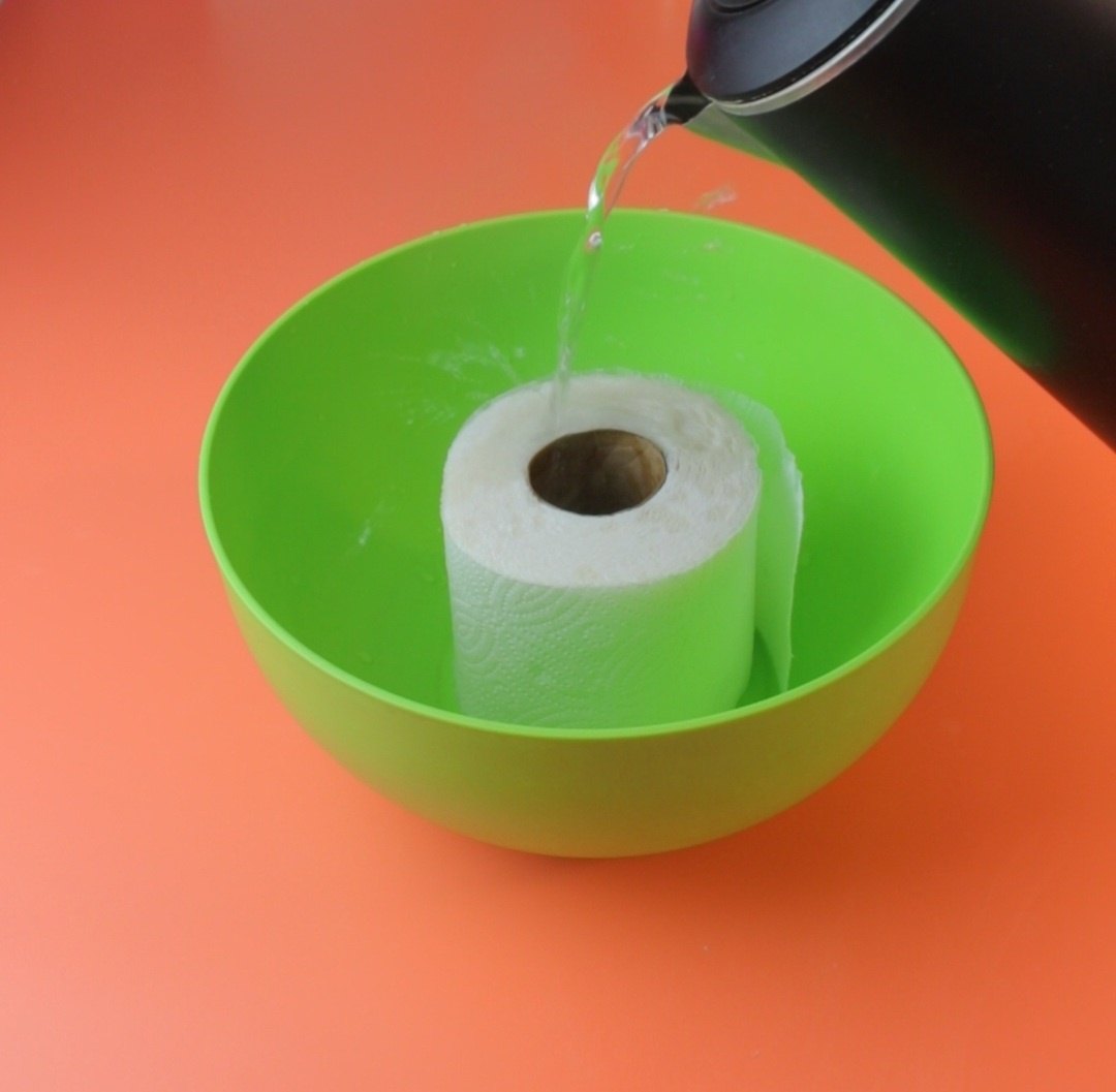 Залейте туалетную бумагу кипятком, чтобы она размягчилась. 