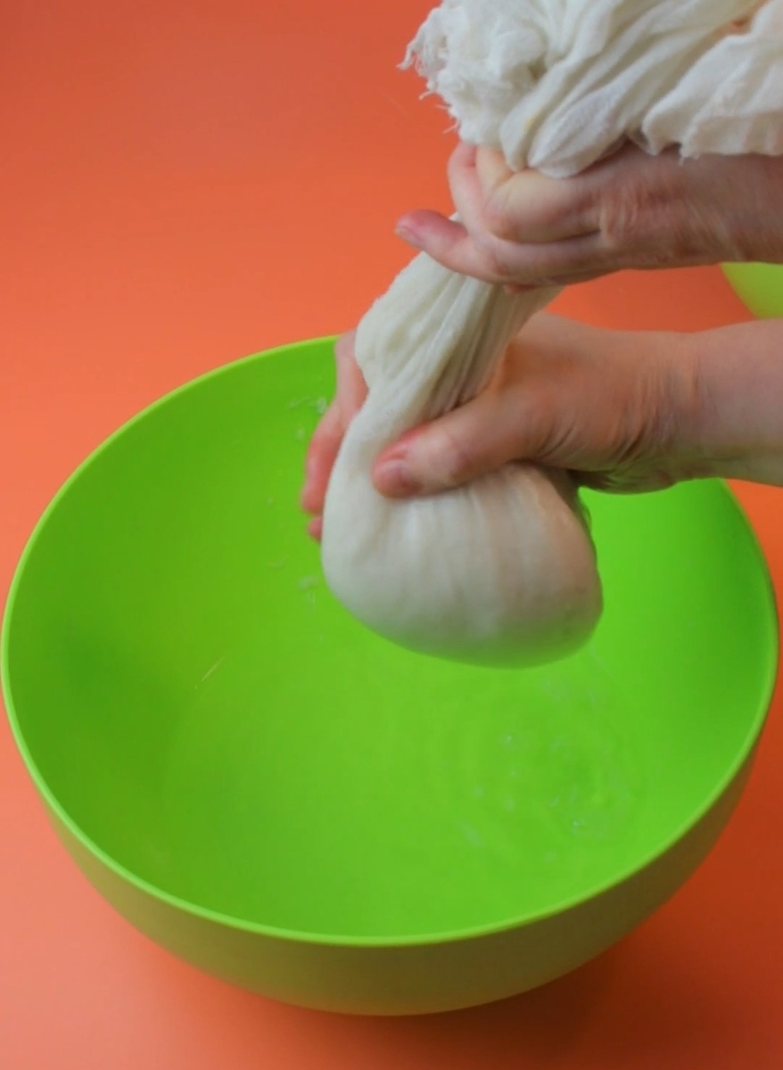 Выложите размельченную бумагу в марлю и хорошенько отожмите, чтобы убрать всю лишнюю воду.