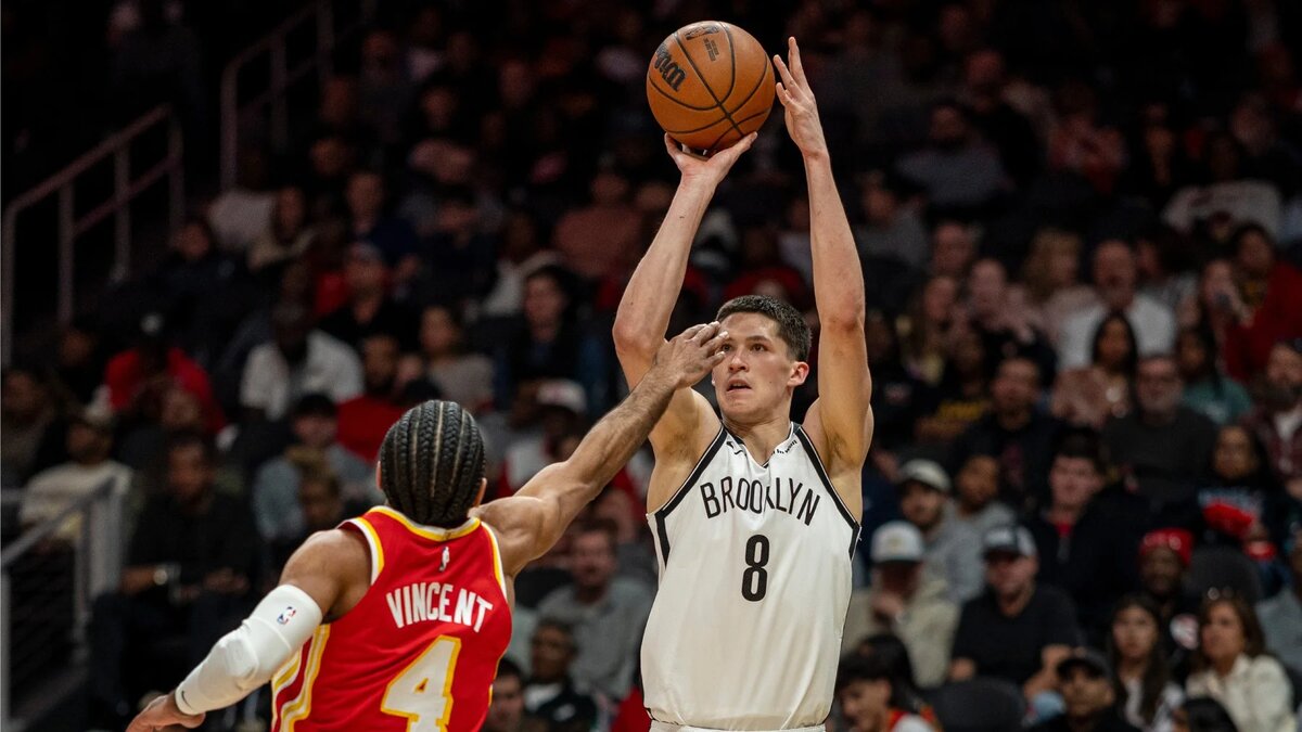 Игрок «Бруклин Нетс» Егор Демин (справа) (Фото AP / TASS)