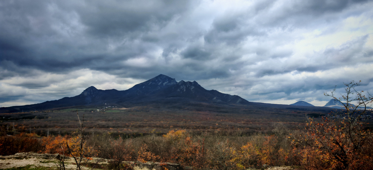 Вид на гору Бештау с Перкальских скал