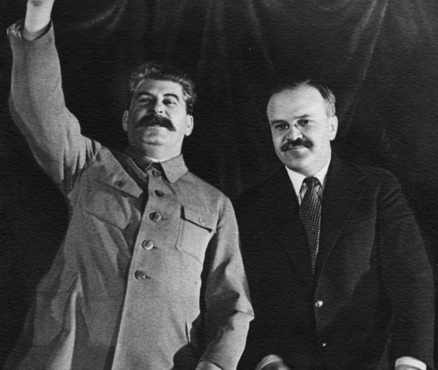 Иосиф Сталин и руководство СССР открыли Московское метро в 1935 году