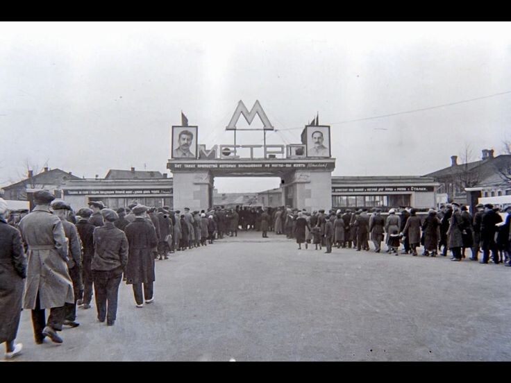 Первые пассажиры Московского метро, 14 мая 1935 год. фото из rg.ru