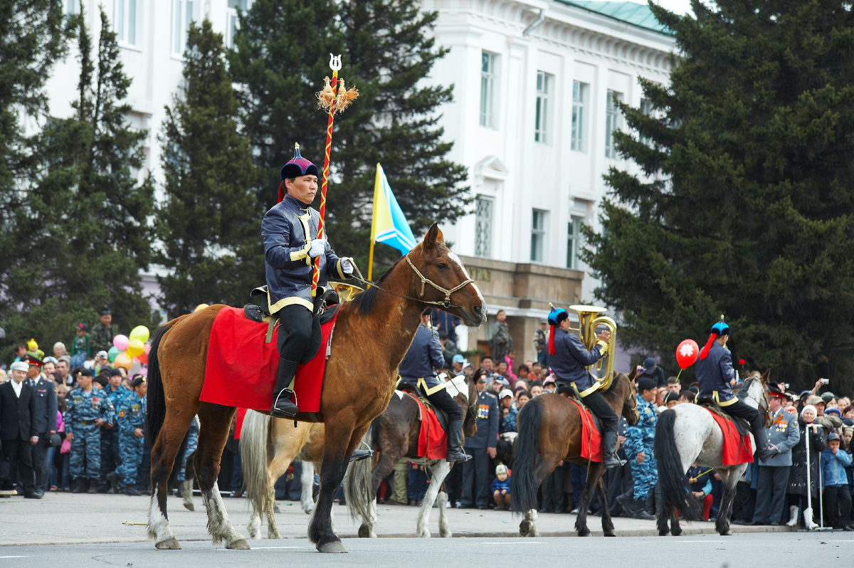 9 мая 2010 года. Площадь Арата, г. Кызыл. Тимур управляет сводным оркестром. Тувинская государственная филармония совместно с Духовым оркестром Правительства Республики Тыва представила публике праздничную программу, посвящённую 65-летию Победы «Народу-победителю — слава!»