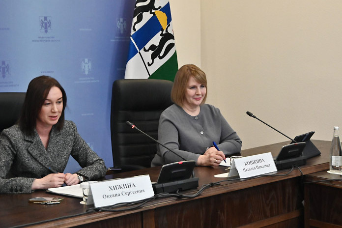    Наталья Кошкина (справа) и Оксана Хижина, исполнявшая обязанности главы новосибирского облизбиркома после отставки прежнего председателя. Источник фото: портал правительства Новосибирской области (nso.ru)