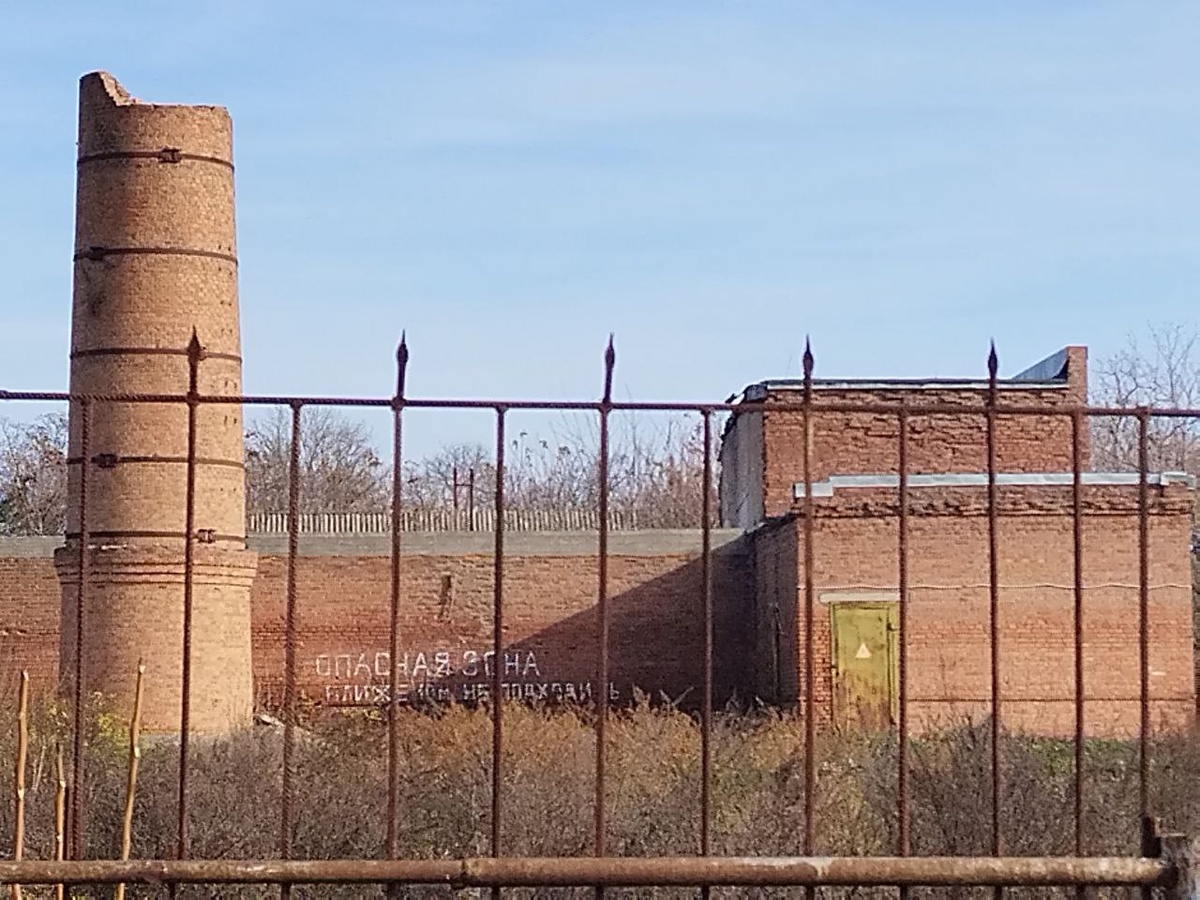 Надпись: "Опасная зона, ближе 10м не подходить".